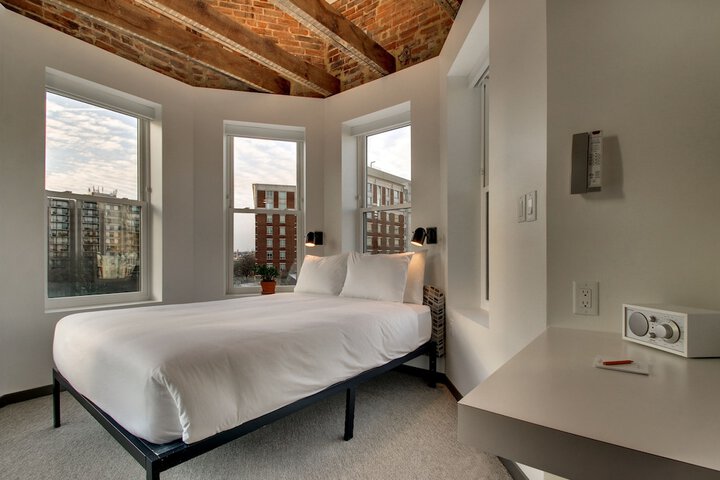 Room 18 of 111