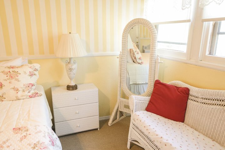 Gold Mountain Manor Bed and Breakfast