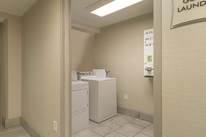 La Quinta Inn & Suites by Wyndham Cleveland Airport West