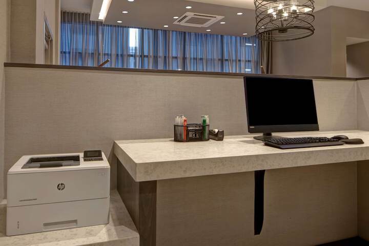 Business Center 102 of 105