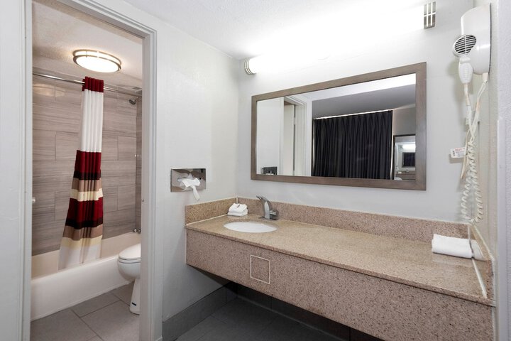 Room 33 of 40