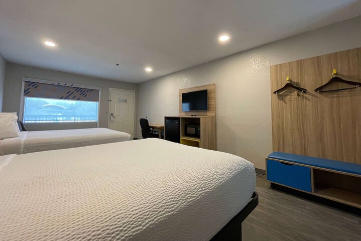 Room 12 of 25