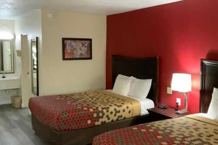 Perry Inn & Suites National Fairground I 75