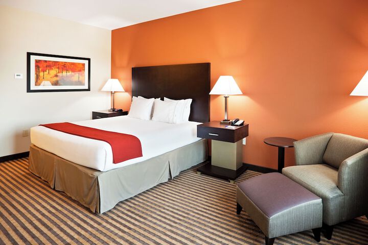 Holiday Inn Express & Suites Charlotte Southeast - Matthews by IHG