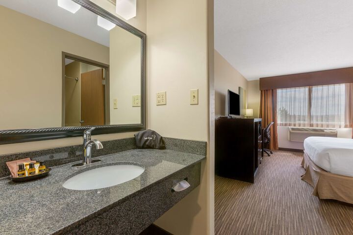 Best Western Plus The Four Corners Inn