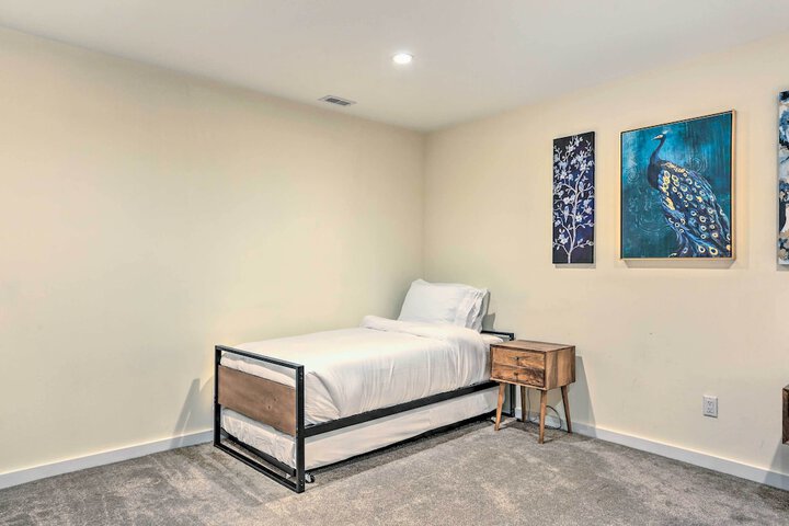 Sun-lit Vernon Condo 2 Mi to Ski Resort!
