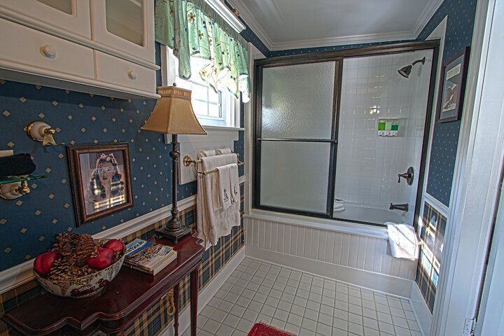 Room 43 of 200