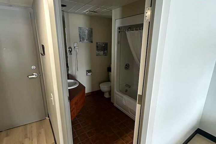 Room 28 of 34