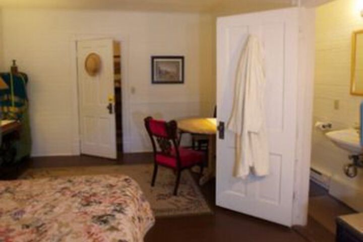 Spicer Castle Inn & Restaurant