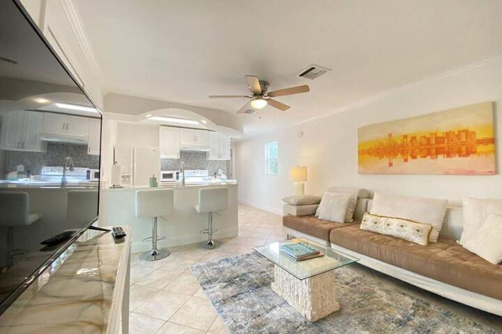 Cheerfull 4 / bed/ 3 Bath / pool / best Location