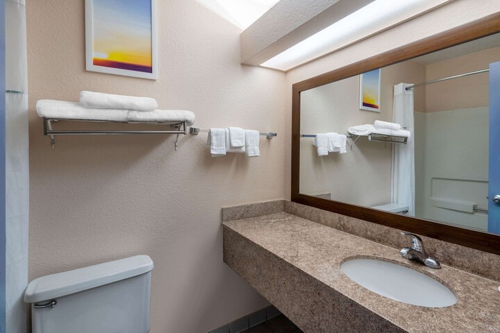 Room 16 of 28