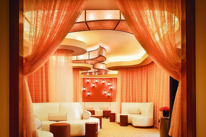 Lounge 202 of 275