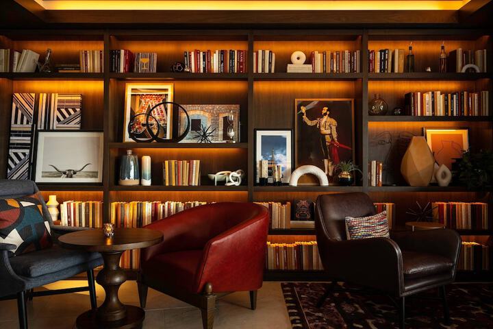 Lounge 73 of 99