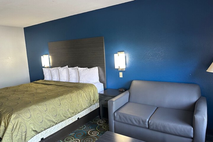 Clairmont Inn & Suites Warren