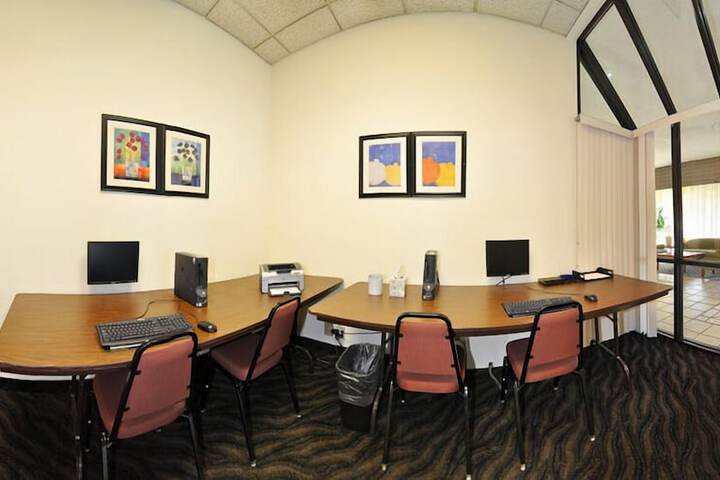 Business Center 32 of 33