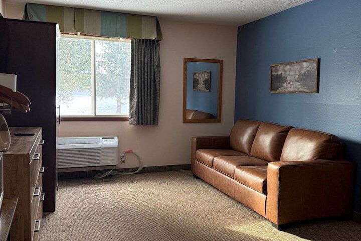 Nisswa Hotel and Suites