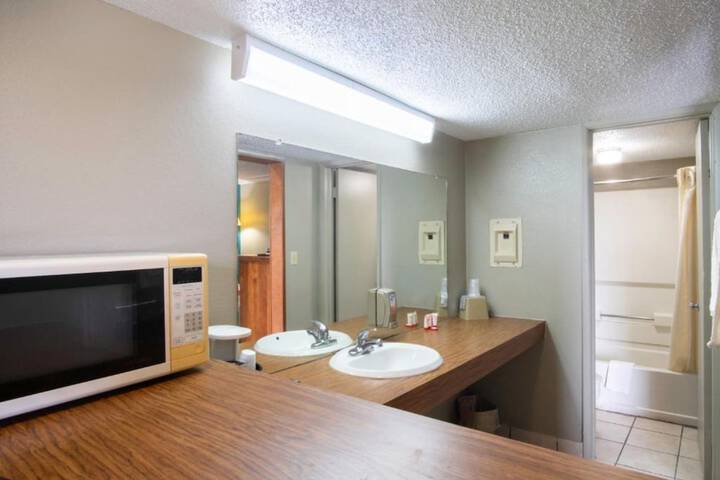 OYO Hotel Hutchinson KS West 4th Ave