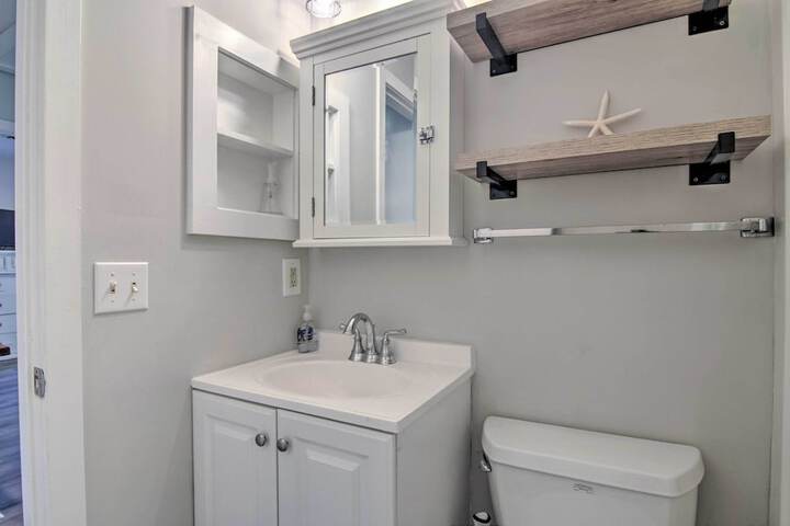 Townhome w / Outdoor Shower 1 Mile to Downtown