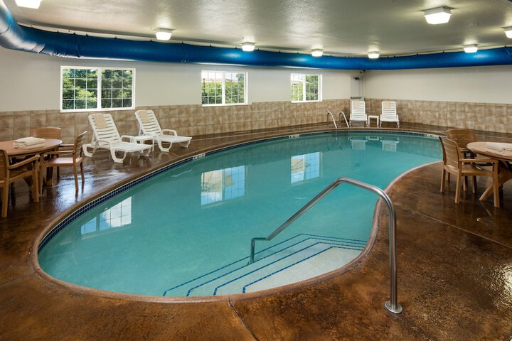 Irish Cottage Inn & Suites