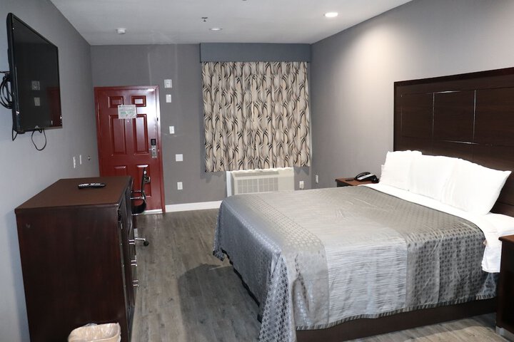 Room 27 of 33