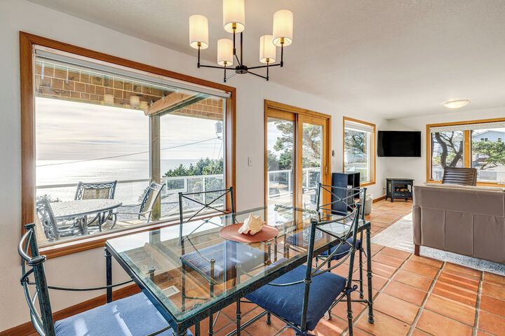 Oceanside Escape w / Stunning Views: Walk to Beach!