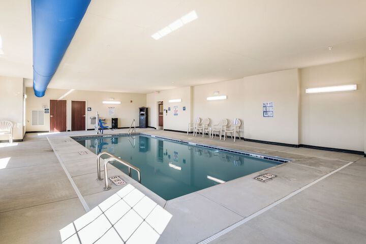 Cobblestone Hotel & Suites - Newport