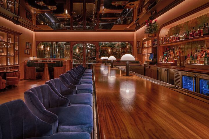 Lounge 102 of 122