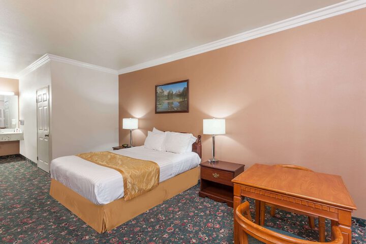 Room 10 of 15