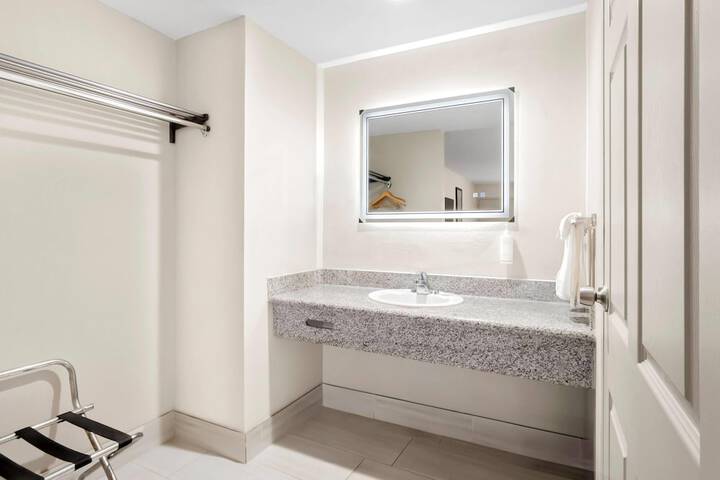 Days Inn by Wyndham Fontana / Rialto