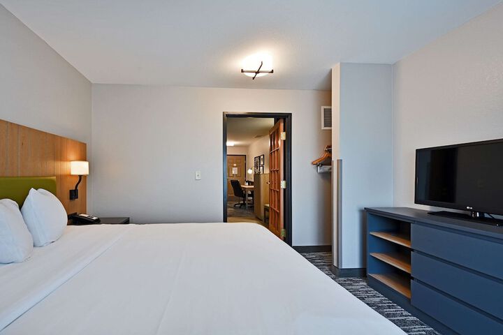 Country Inn & Suites by Radisson Bloomington-Normal Airport, IL