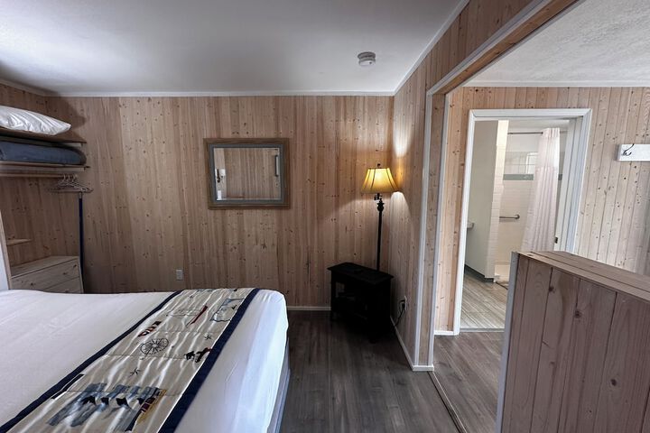 Tillicum Beach Motel (Deanes Oceanfront Lodge)