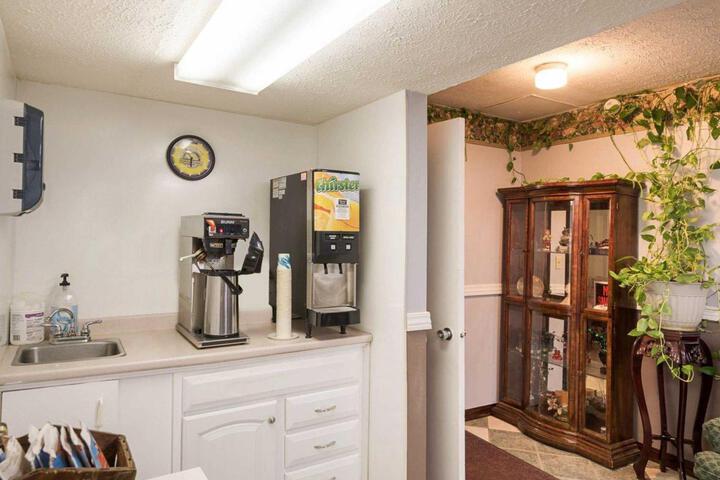 Econo Lodge Inn and Suites