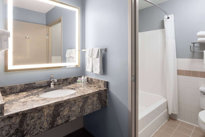 AmericInn by Wyndham North Branch