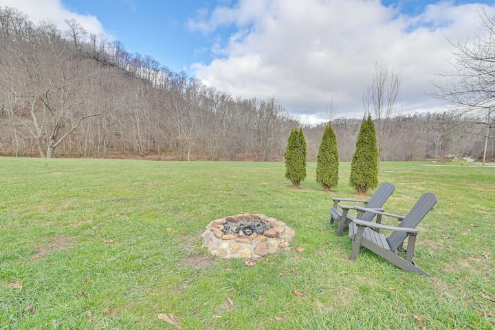 Pet-friendly Cabin w / Hot Tub in Daniel Boone NF