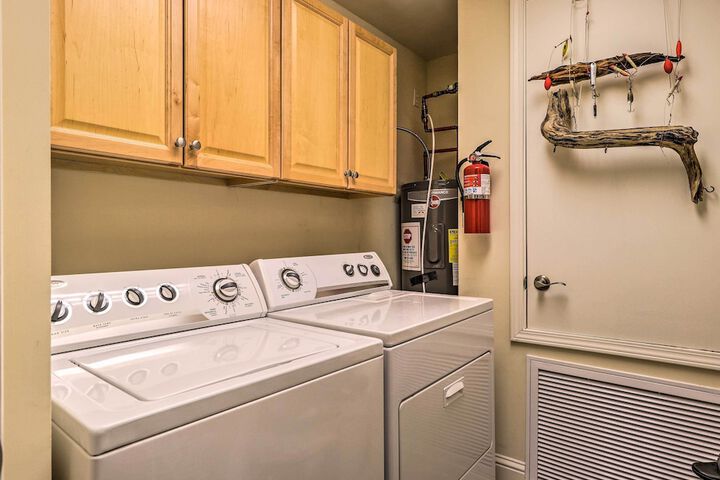 Beachfront Dauphin Island Condo w / 2 Pools & Sauna