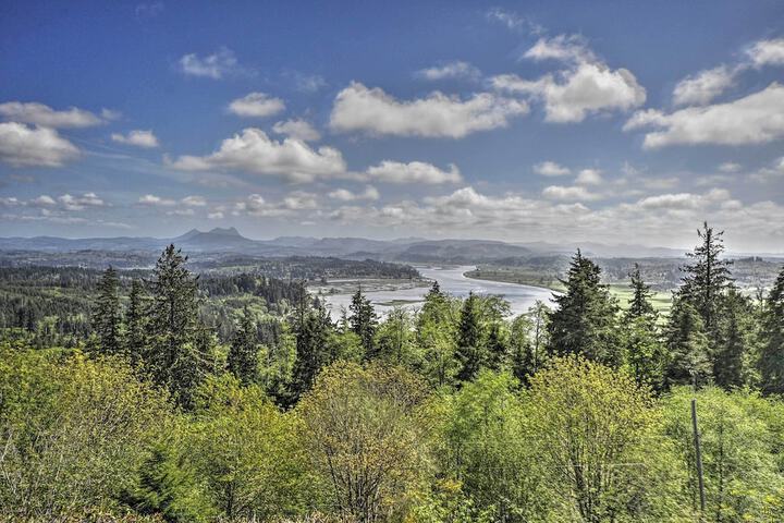 Waterfront Condo on Pier in Downtown Astoria!