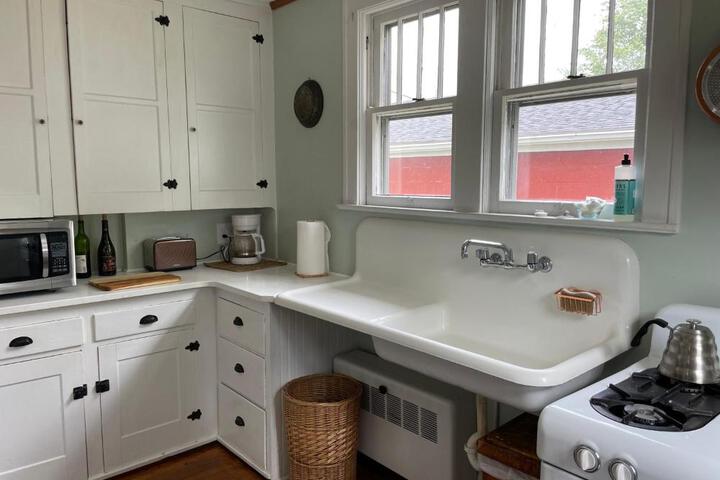 Drop Anchor Cottages and Lake House