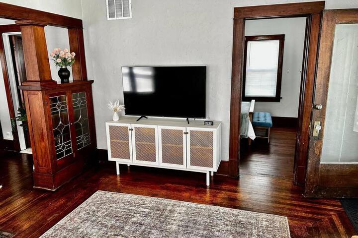 Mrs. Hughes Cottage - 2 bedroom House w / parking