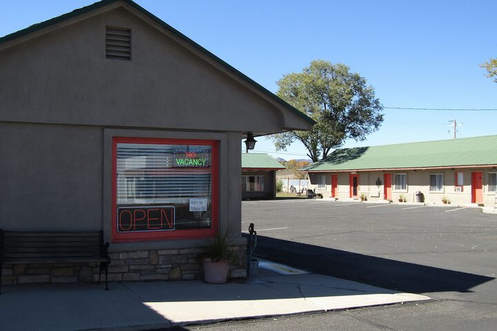 Lamplighter Lodge