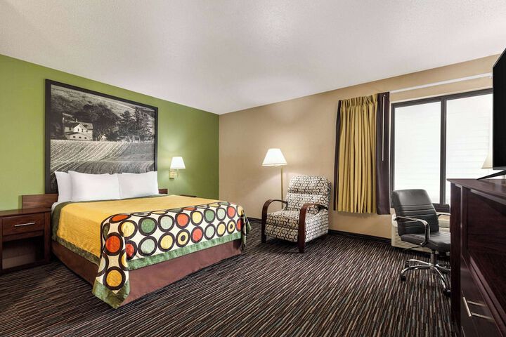 Super 8 by Wyndham Germantown / Milwaukee