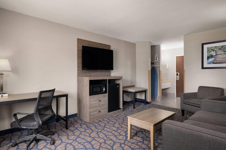 Baymont by Wyndham Waukesha