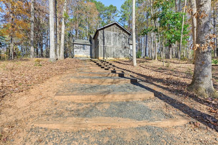 Secluded Hamilton Cabin Retreat w / Private Lake!
