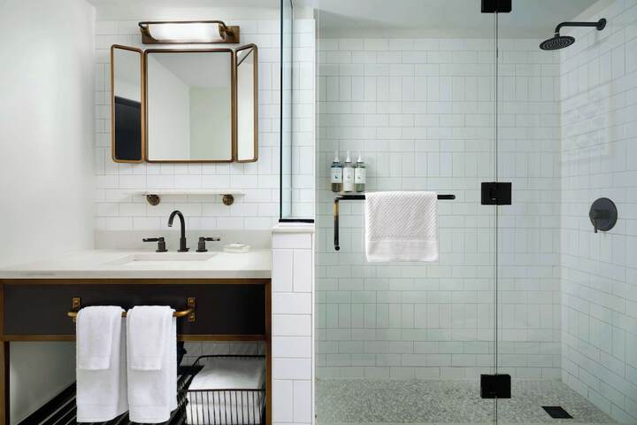 Hotel Phillips Kansas City Curio Collection by Hilton