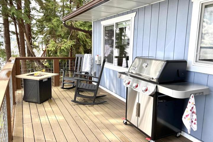 Puget Sound Chic Romantic Cottage with Private Beach Access & Gated Entry