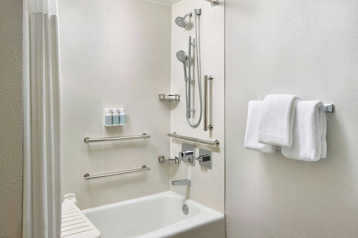 Courtyard by Marriott Cleveland Airport North