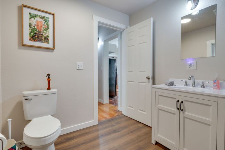 Lafayette Townhome: Cozy Retreat w / Private Patio