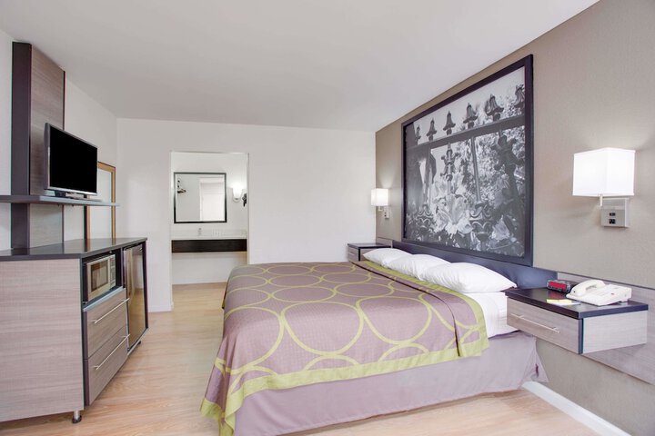 Room 10 of 14