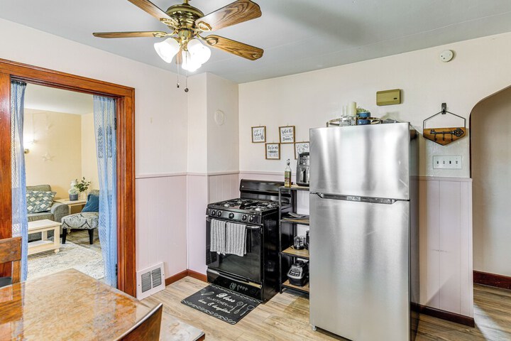 Apartment 1 Mi to Buffalo Botanical Gardens!