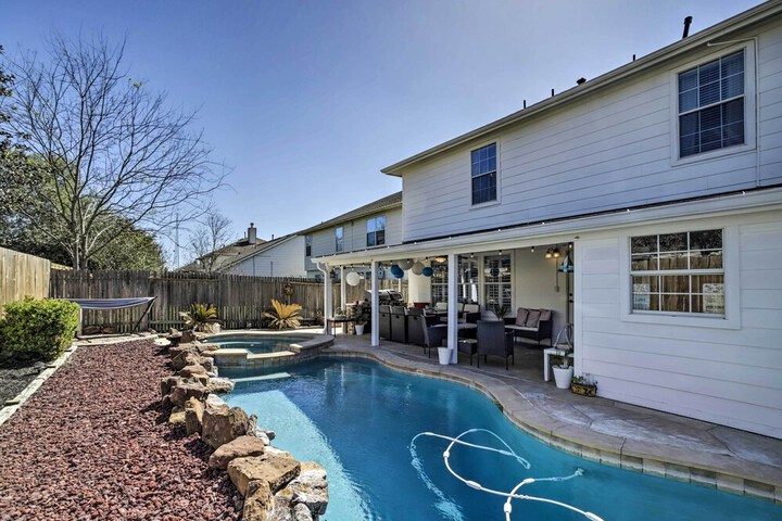 Luxe Home 30 Miles to Houston w / Pool & Grill