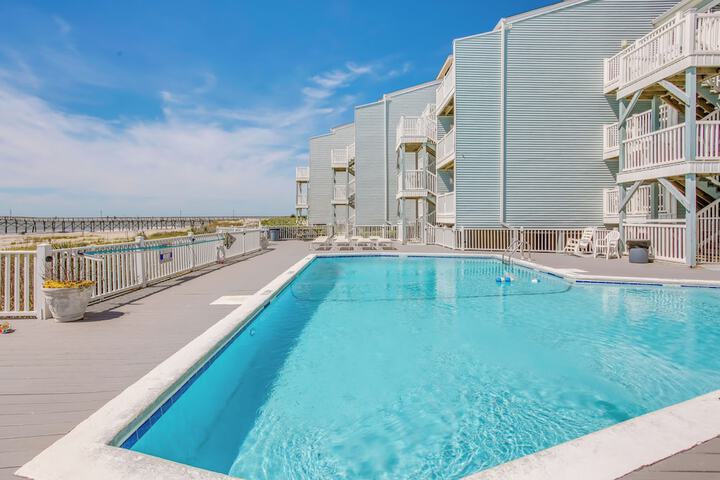 salt & Light Oceanfront Condo w / Pool & Elevator